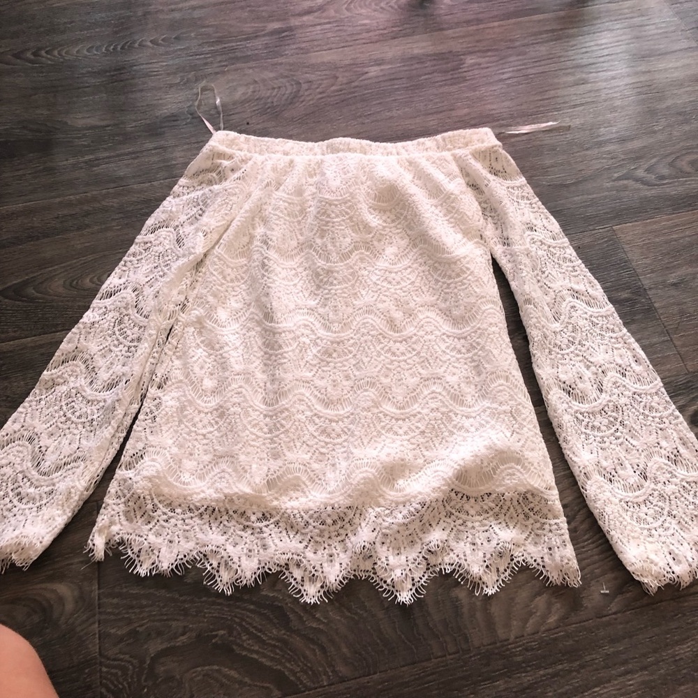 off the shoulders long sleeve shirt